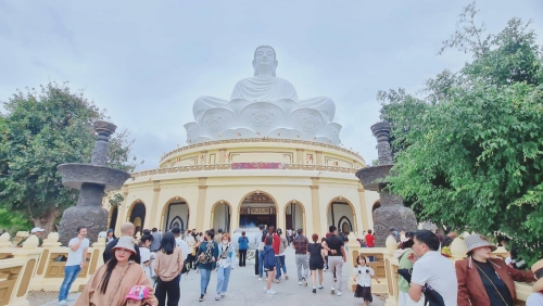 Tượng Phật ngồi từng cao nhất Đông Nam Á thu hút ngàn người đến chiêm bái
