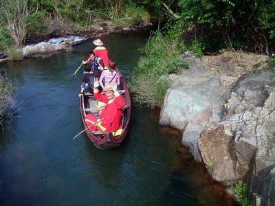 Đi thuyền khám phá Hầm Hô – ảnh Phương Nghi