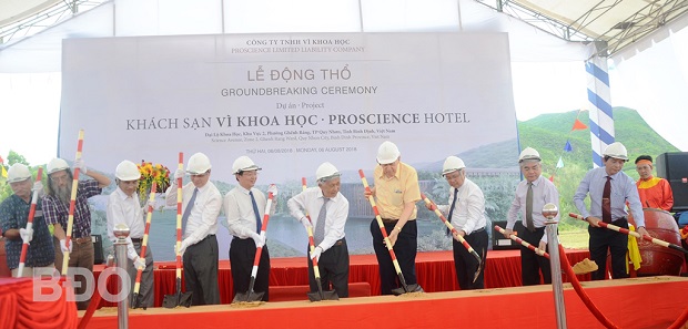 Các đại biểu Trung ương, tỉnh cùng các nhà khoa học thực hiện nghi lễ động thổ.