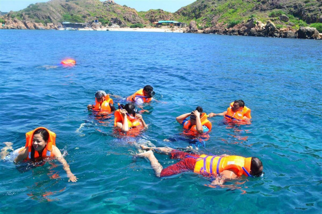 Hít thở 'vitamin sea', lặn ngắm san hô, chinh phục núi đá tại Hòn Khô