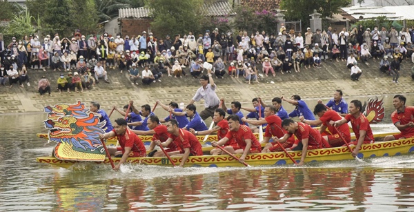 Hội Đua thuyền Gò Bồi, huyện Tuy Phước hút người dân và du khách đến tham quan