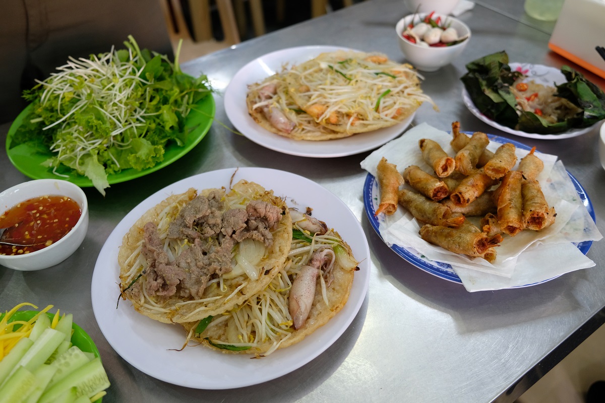 Bánh xèo bò, bánh xèo tôm, bánh xèo mực và chả ram tôm đất